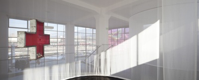 Blick in die Ausstellung "Cornelius Kolig: Meine Heimat ist mein Körper" auf "Spende Blut"