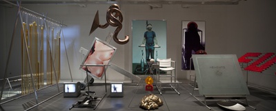 Blick in die Ausstellung "Cornelius Kolig: Meine Heimat ist mein Körper", 11 Objekte aus dem "Paradies"