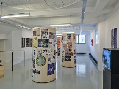 Blick in die Ausstellung im aut mit Litfaßsäulen "Öffentliche Räume", "Kulturräume" und "Der Fall Wolfgang Tschernutter", Videoarbeit von Anita Witek und Fotoarbeit von Julius C. Schreiner