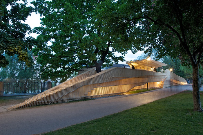 Im Innsbrucker Walther-Park entstand im Rahmen der "Architekturtage 2008" eine 52 m lange, begehbare und vielfältig nutzbare Plattform. – Bildnachweis: Hanno Mackowitz