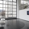 Blick in die Ausstellung – Lounge mit Fauteuil "marumaru", Tisch "picapica" und Vase "hanahana" von Sejima Kazuyo
