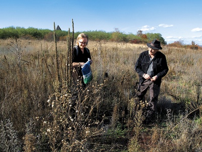Lois und Franziska Weinberger, Feldarbeit Waldviertel, 2006 – © Michael Sprachmann Lois und Franziska Weinberger, Feldarbeit Waldviertel, 2006