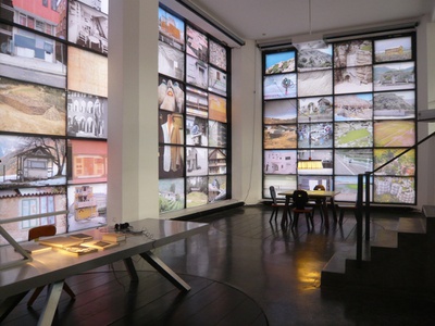 Blick in die Ausstellung im aut, Bilderwand mit Ikonographie von Walter Angonese und Referenzen von Manfred Alois Mayr, © aut Blick in die Ausstellung im aut, Bilderwand mit Ikonographie von Walter Angonese und Referenzen von Manfred Alois Mayr, © aut