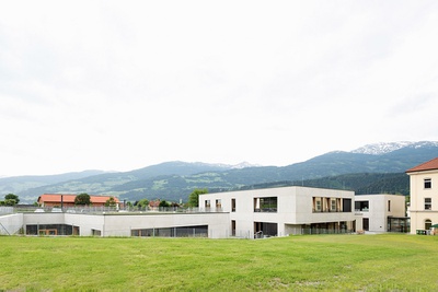 Lobende Erwähnung des Landes Tirol für Neues Bauen 2018: Tiroler Fachberufsschule für Garten, Raum und Mode | Zubau Werkstättengebäude, Hall in Tirol, 2015 – 2017 (Architektur: Werner Kleon, Veronika König, Rudolf Palme)