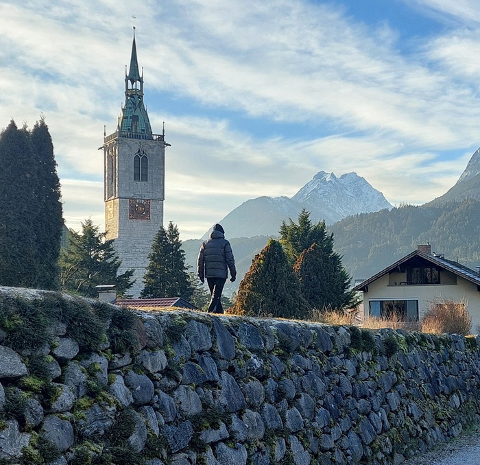 Spaziergänger am Schutzbau des Lahnbaches, Schwaz