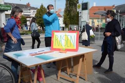 Erste Intervention von public works (London) am Andritzer Hauptplatz, wo die KünstlerInnen / ArchitektInnen ihr Projekt „PLATZEN – School for Civic Action“ realisieren werden.