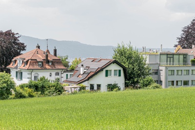 Nicht nur Schutz – Auf dem Dach kreuzen sich zahlreiche Ansprüche: unter anderem die Energiegewinnung. – © Continentale klg Nicht nur Schutz – Auf dem Dach kreuzen sich zahlreiche Ansprüche: unter anderem die Energiegewinnung.