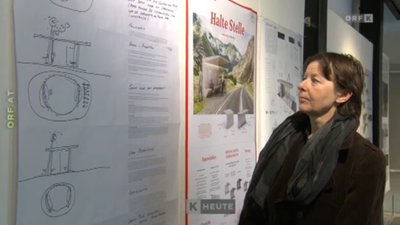 Lena Lapschina (Wettbewerbssiegerin) vor ihrem Plakat