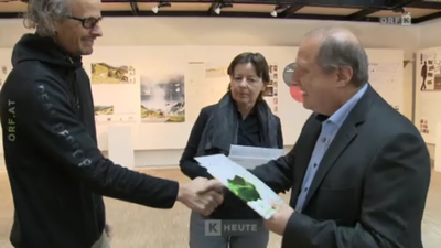 Landesrat Rolf Holub mit den Preisträgerm: Arch. DI Stefan Thalman und Mag.art.Dr.phil. Lena Lapschina