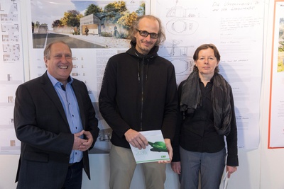 Landesrat Rolf Holub mit den Preisträgerm: Arch. DI Stefan Thalman und Mag.art.Dr.phil. Lena Lapschina