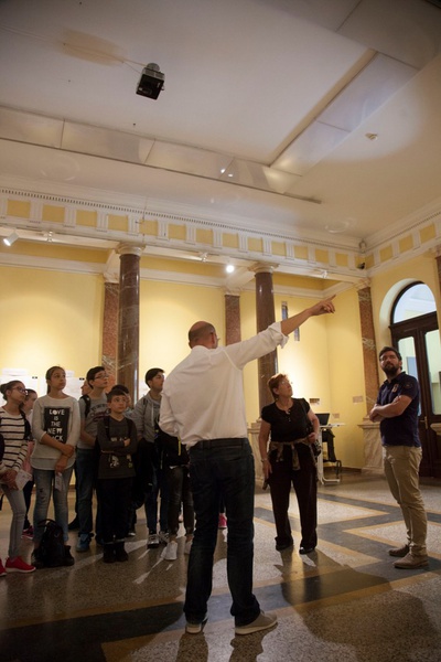 Bustour in Klagenfurt "Hop on Hop off" – zu sehen im Landesmuseum: Direktor Thomas Jerger vom Landesmuseum