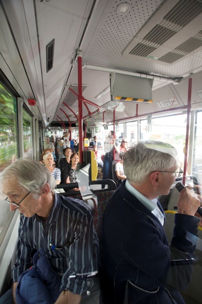 Bustour in Klagenfurt "Hop on Hop off" – zu sehen: Fritz Breitfuss über Bausünden und Inselträume