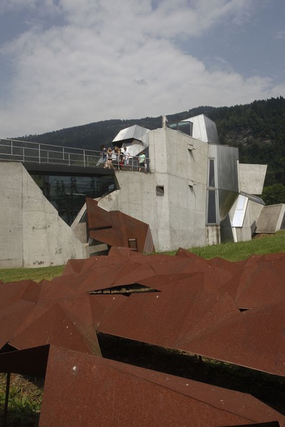 STEIN Haus – HAUS MIT STEINEN – STEINE UMS HAUS