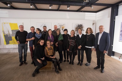 TeilnehmerInnen der  Malereiwerkstatt 2017 im Werkhaus Saager: Maria Beykirch, Angelika Fink, Georg Friedl, Helga Hudin, Dora Iliova, Maria Kropf, Egmont Maier, Andrea Pernegr, Verena Prinz , Jadranka Protic, Ernst Roth, Adelheid Schöpfer, Christine Streiff, Tilman Treven, Raimund Wulz  mit Christa Binder.