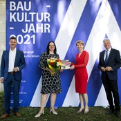 von links nach rechts: Raumplanungs- und Gemeindereferent Daniel Fellner, Staatssekretärin Andrea Mayer, Wohnbaureferentin und LHStv.in Gaby Schaunig und Landeshauptmann Peter Kaiser.