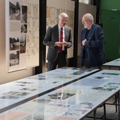 LH Peter Kaiser beim Pressegespräch zur Ausstellung von Felix Orsini-Rosenberg. Am Bild: LH Peter Kaiser mit Peter Nigst (Obmann Bauarchiv), Urheber: LPD Kärnten