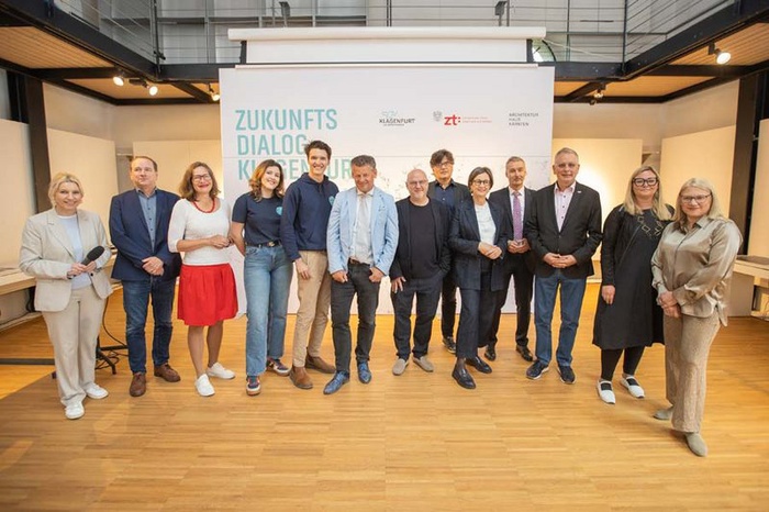 Bürgermeister Christian Scheider, Vizebürgermeister MMag. Dr. Alexander Kastner und Stadträtin DI Constance Mochar mit den Expertinnen und Experten des „Zukunftsdialogs – Stadtentwicklung & Klimawandel“ im Napoleonstadel.