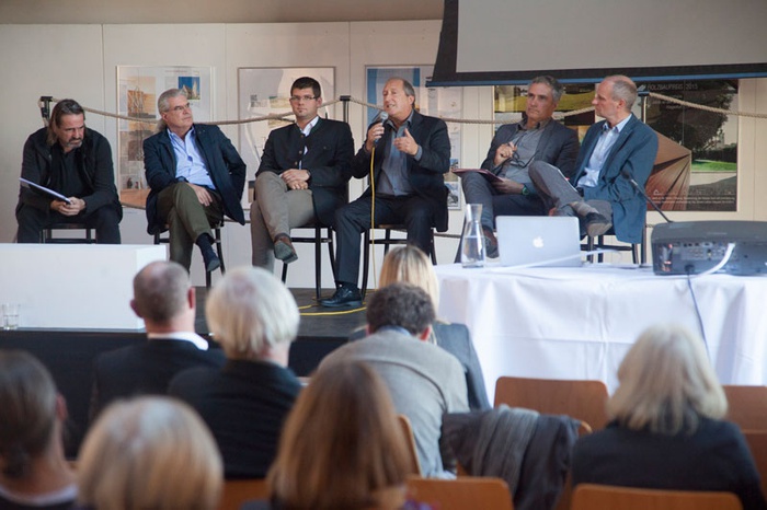 Bodentagung _Foto©dermaurer – Podiumsdiskussion mit Architekt Roland Winkler (Gruppe BILLIG BAUEN vom Architektur Haus Kärnten), Mag Egon Jusner (Abteilungsleiter rechtl. Raumordnung Land Kärnten als Vertretung für LR Dr. Gaby Schaunig), Martin Gruber (Vizepräsident Gemeindebund Kärnten), Landesrat Rolf Holub, Gerhard Genser (Wirtschaftskammer Kärnten) und Robert Unglaub (Bündnis Alpenkonvention Kärnten)