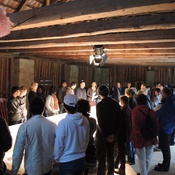 „sinnvoll warten – tua eppas“ im Tonhof – Die Veranstaltung „sinnvoll warten – tua eppas“ begann im Stadel des Tonhofs.