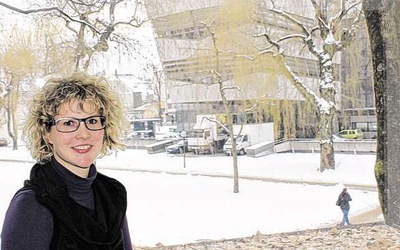 Sabine Mosser: die neue Leiterin des Hauses der Architektur mit Blick auf die moderne Rückseite des Stadttheaters