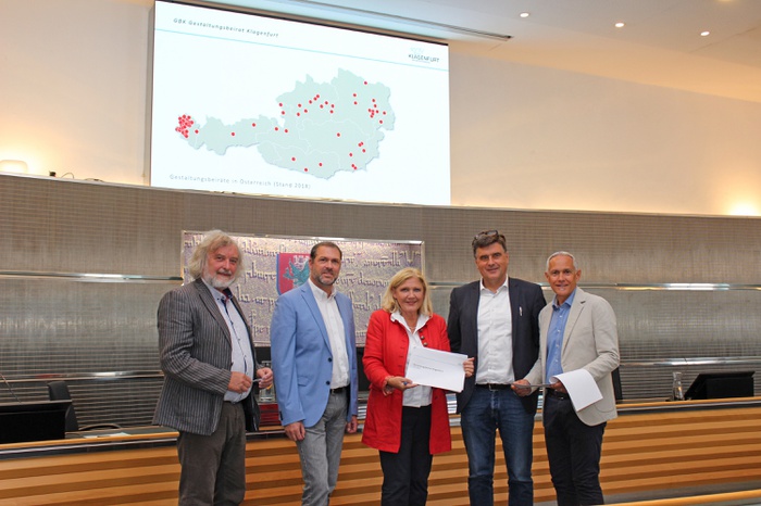 Die Stadträte Frank Frey und Markus Geiger mit Bürgermeisterin Dr. Maria-Luise Mathiaschitz, DI Robert Piechl von der Abteilung Stadtplanung und Vizebürgermeister Jürgen Pfeiler bei der Präsentation des Gestaltungsbeirates.