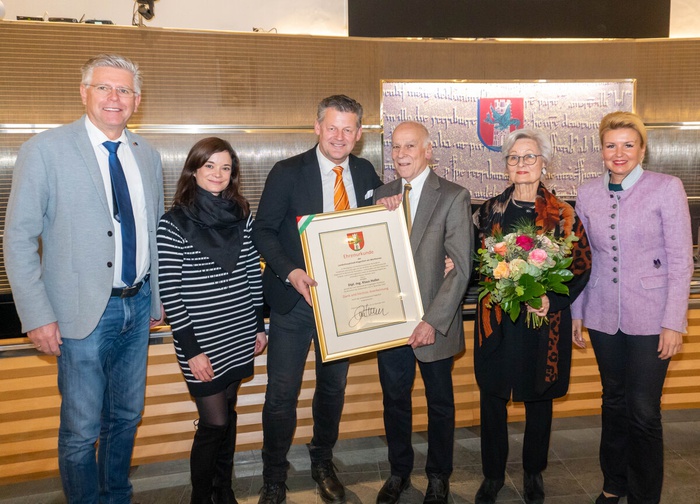 v.l.: Vizebürgermeister Prof. Mag. Alois Dolinar, Stadträtin Mag. Corinna Smrecnik, Bürgermeister Christian Scheider, Dipl.-Ing.Arch. Klaus Holler mit seiner Gattin und Stadträtin Sandra Wassermann.