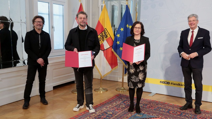 v. l. n. r.: Peter Karpf (Menschenrechtskoordinator), Alexander Hagner (FH-Architekturstudiengang), Andrea Malle Schuler (Ingeborg-Bachmann-Gymnasium, Klagenfurt), Landeshauptmann Peter Kaiser.