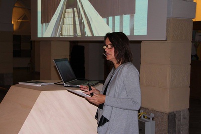 ARCHITEKTUR BEGREIFEN – Ausstellungseröffnung: Martina Pfeifer Steiner, Kuratorin, "Auf Entdeckungsreise da und dort"