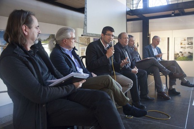 Bodentagung – Podiumsdiskussion mit Architekt Roland Winkler (Gruppe BILLIG BAUEN vom Architektur HausKärnten), Mag Egon Jusner (Abteilungsleiter rechtl. Raumordnung Land Kärnten als Vertretung fürLR Dr. Gaby Schaunig), Martin Gruber (Vizepräsident Gemeindebund Kärnten), Landesrat RolfHolub, Gerhard Genser (Wirtschaftskammer Kärnten) und Robert Unglaub (Bündnis Alpenkonvention Kärnten)