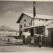 Musterbauten, Bombenschäden, Denkmäler – Soldat Kaserneneinfahrt