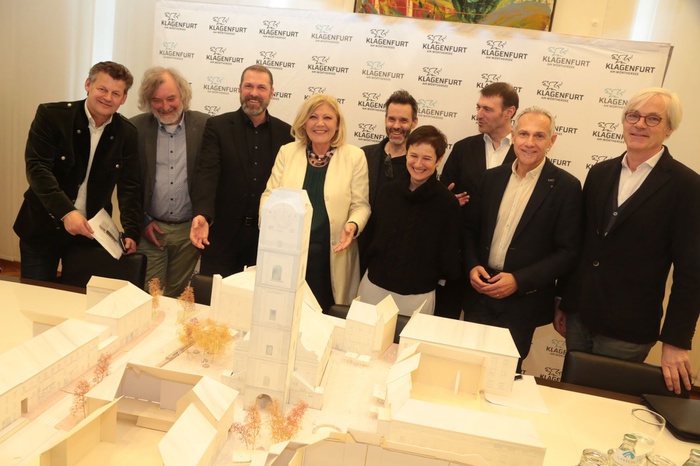 Bürgermeisterin Dr. Maria-Luise Mathiaschitz, Vzbgm. Jürgen Pfeiler, Stadtrat Markus Geiger, Stadtrat Frank Frey, Stadtrat Christian Scheider mit DI Georg Wald (Stadtplanung), den Planern DI Isolde Rajek, DI Oliver Barosch und DI Gerhard Müller sowie dem Modell des neuen Pfarrplatzes.