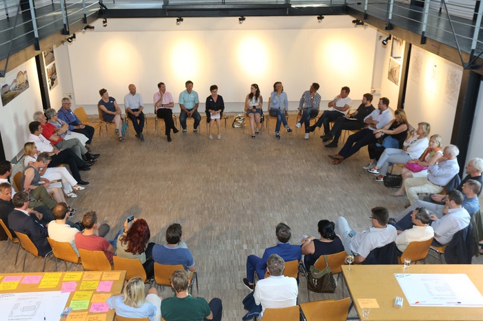 Bürgerbeteiligungsprozess für den Pfarrplatz: Sesselkreis im Architekturhaus