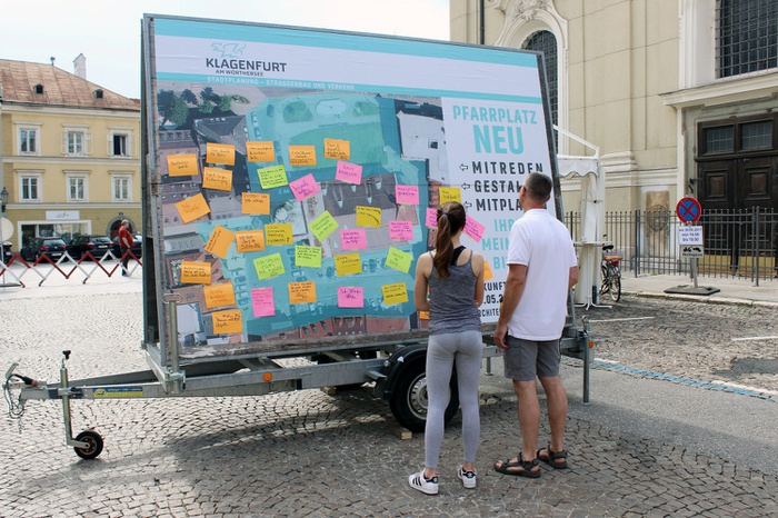 Bürgerbeteiligungsprozess für den Pfarrplatz mit großer Pinwand