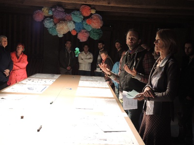 „sinnvoll warten – tua eppas“ im Tonhof – Der Leiter des Tonhofs Stefan Schweiger begrüßte als Veranstalter die zahlreichen Gäste in seinem Ort der kulturellen Begegnung.