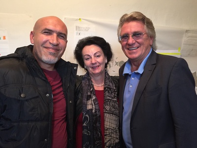 „sinnvoll warten – tua eppas“ im Tonhof – Gäste im Tonhof waren u.a. die Quartiersgeber Elisabeth Steiner vom Bärenwirt in Weitensfeld und Leopold Sever von Maria Saal (rechts) sowie der syrische Musiker Arif Omar vom Gasthof und Asylquartier Bärenwirt.