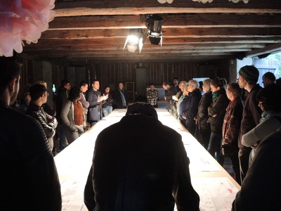 „sinnvoll warten – tua eppas“ im Tonhof – Der Architekturstudent Osama Almughanni stellte die Wanderausstellung „Fluchtraum Österreich“ und sein Projekt „Die Architektur des Wartens“ vor.