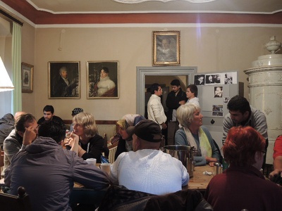 „sinnvoll warten – tua eppas“ im Tonhof – Viel Austausch fand in den altehrwürdigen Räumen des Tonhofs statt.