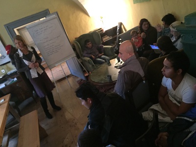 „sinnvoll warten – tua eppas“ im Tonhof – Gordana Brandner-Gruber leitete die Diskussion, wie die Wartezeit während des Asylverfahrens sinnvoll verbracht werden kann.