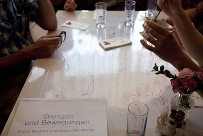 Fluchtraum Österreich – Eröffnung auf den Tischen des Gasthaus Bärenwirt