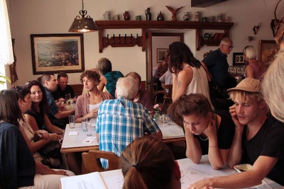 Fluchtraum Österreich – Eröffnung auf den Tischen des Gasthaus Bärenwirt