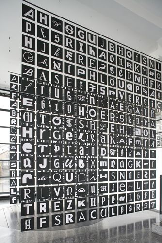 Installation "andreas uebele: alphabet innsbruck" im aut