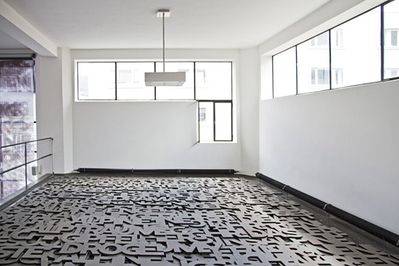 Blick in die Ausstellung im aut, Ruedi Baur: "Alpine Gefahr" oder "Typographische Gefahrenzone", Bildnachweis: © Intégral Ruedi Baur