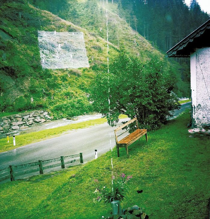 Sabine Jelinek „Höhere Wesen befahlen“, 2011 Weißes Quadrat aus Farbpigment auf Erde, ca. 18 x 18 m