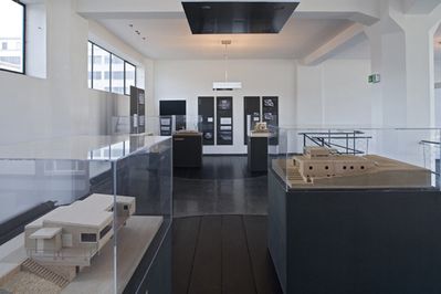 Blick in die Ausstellung "Alejandro de la Sota: Raummodelle"