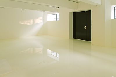 Blick in die Ausstellung im aut, Susanna Fritscher: Wand- und Bodenmalerei, Foto: Laurent Tessier