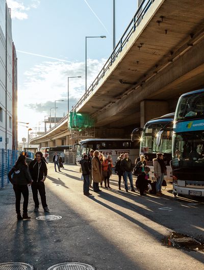 Der Vienna International Busterminal: Seltsamer Weise befindet sich der wichtigste Ankunfts- und Abfahrtsort für den internationalen Bus-Linienverkehr heute unter einer Autobahnbrücke, nachdem er mehrmals aus zentraleren Lagen durch der Aufwertung der Standorte als Folge von großen Stadtentwicklungsprojekten verdrängt worden ist.