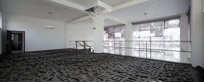 Blick in die Ausstellung "Überschattung" im aut