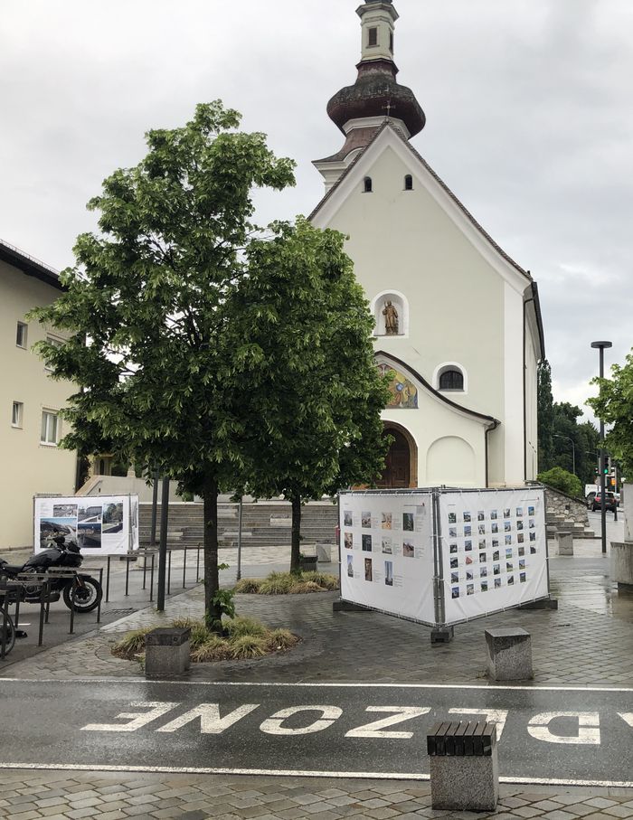 Ausstellung "Neues Bauen in Tirol 2024" am Kirchplatz in Wattens