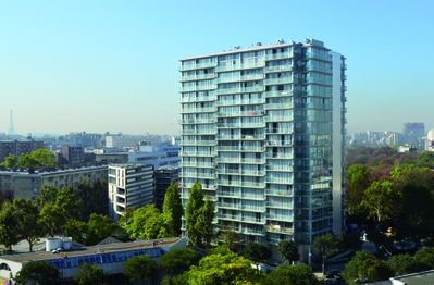 Tour Bois Le Prêtre nach dem Umbau. Die alte Fassade wurde entfernt und durch raumhohe Glasschiebetüren ersetzt; alle Wohnungen wurden durch vorgesetzte Wintergärten und Balkone ergänzt. Architekten: Druot, Lacaton & Vassal, Paris; Foto: Frédéric Druot