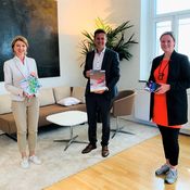 Im Bild (v.l.n.r.): LHStv.in Schaunig, LR Fellner, DI Raffaela Lackner